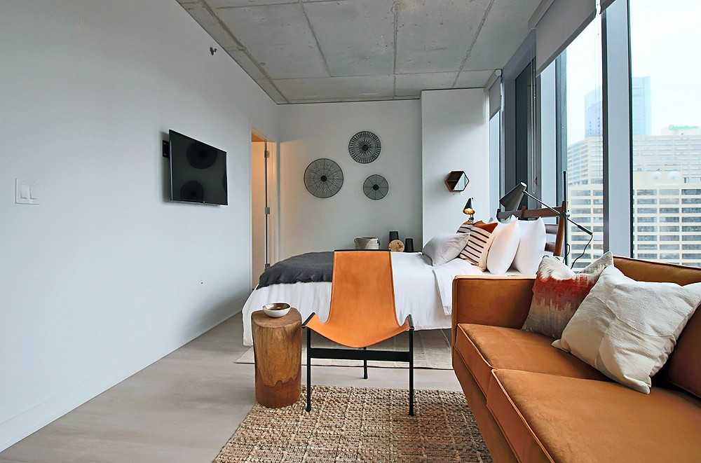 311 West Illinois Street - Photo 5 of 30