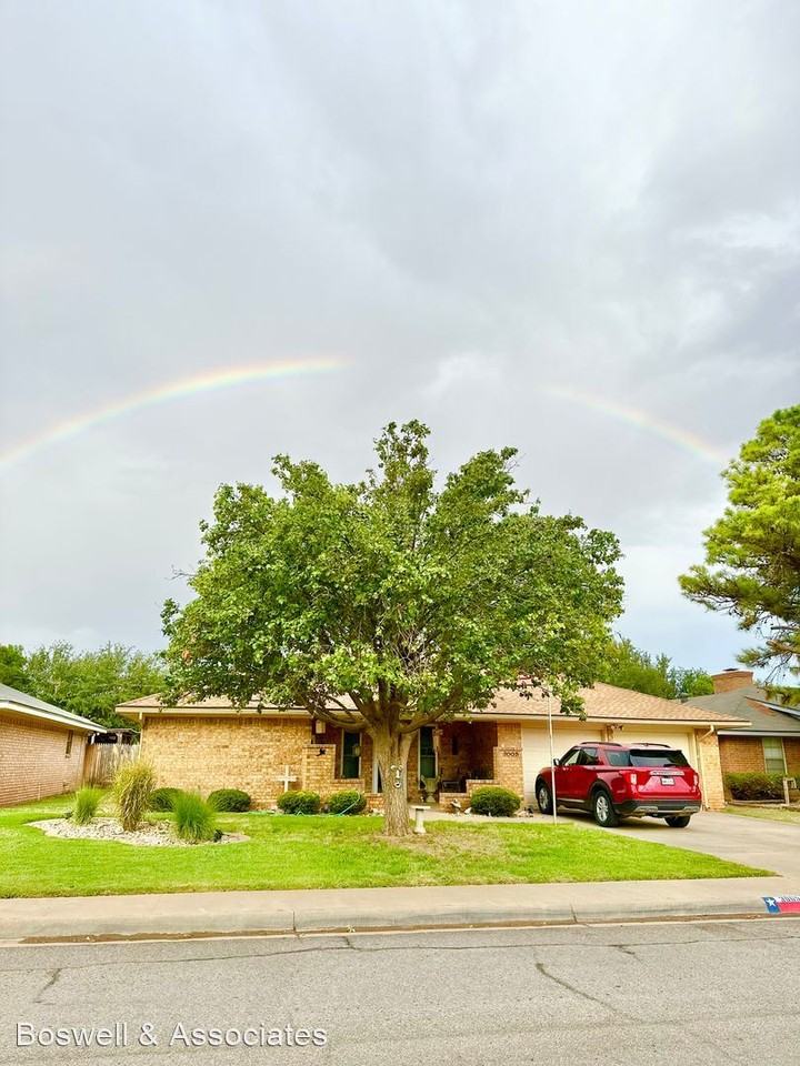 3005 Phillip Pl - Photo 2 of 26