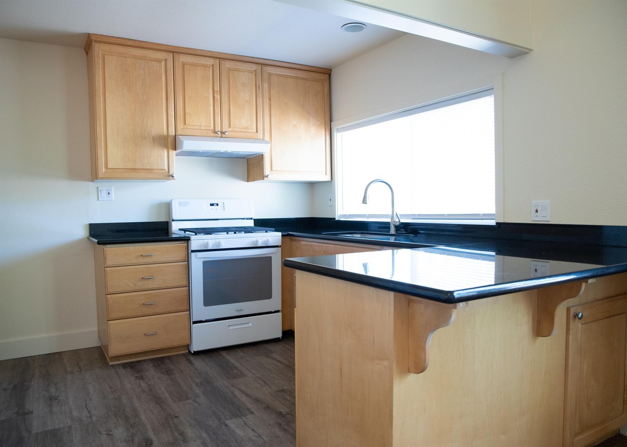 1242 W 4th St #A - Photo 5 of 11