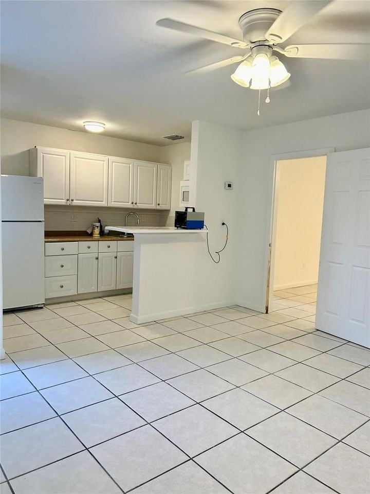 1095 Se 22nd Ave #3 - Photo 2 of 8