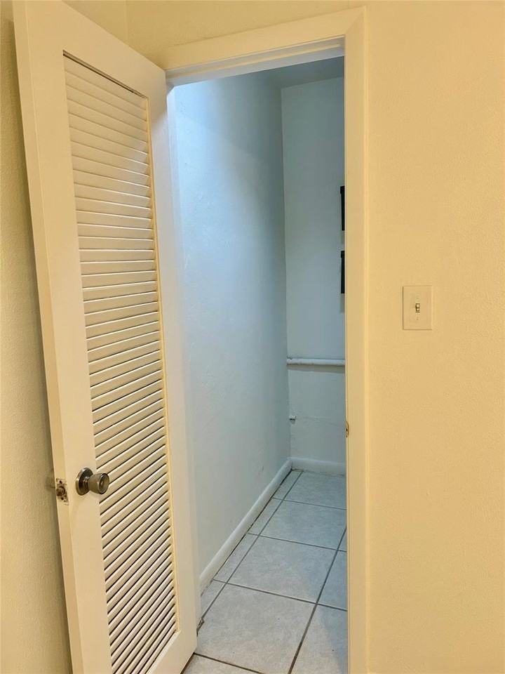 1095 Se 22nd Ave #3 - Photo 3 of 8