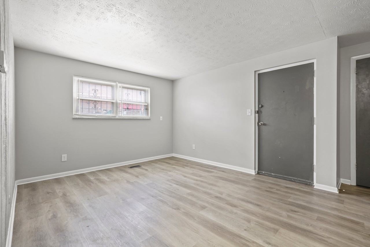 504 E Kossuth St #B - Photo 4 of 20