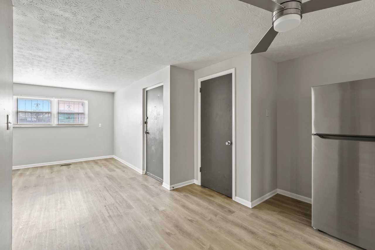 504 E Kossuth St #B - Photo 5 of 20