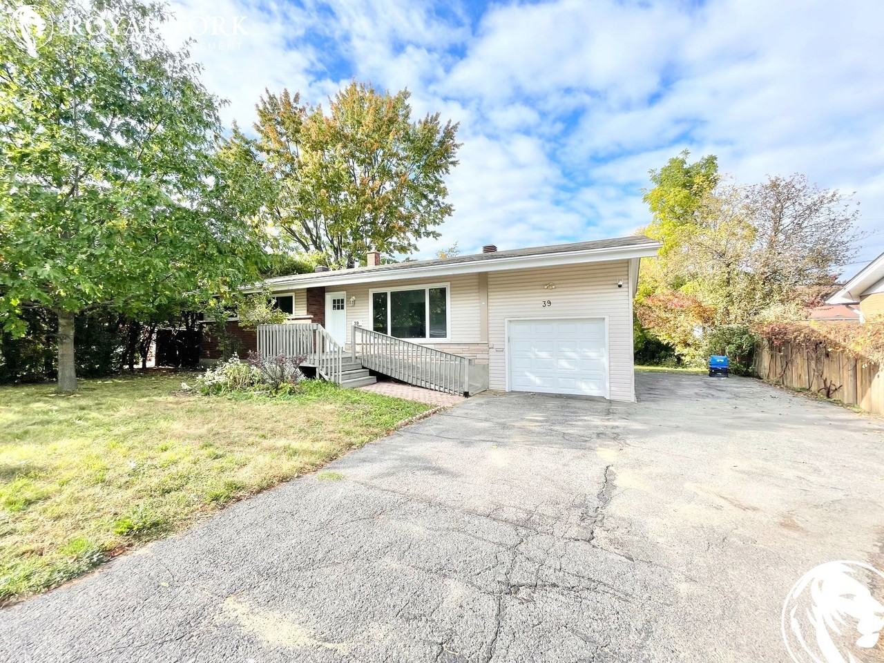 39 Majestic Dr, Ottawa, ON K2G 1C6, CAN 3 bedroom House Rental Zumper