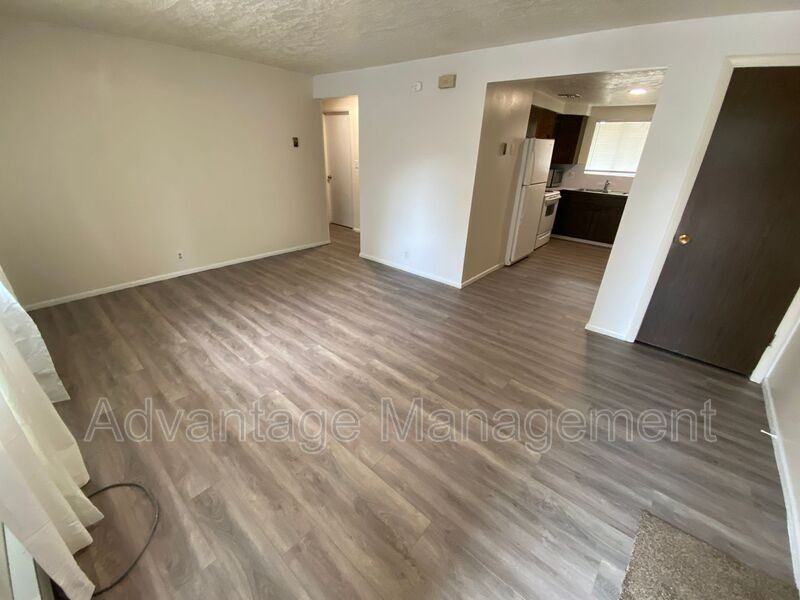 117 Starcrest Dr - Photo 2 of 7