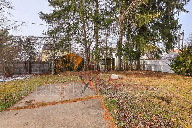 458 Hillwood Dr - Photo 3 of 33