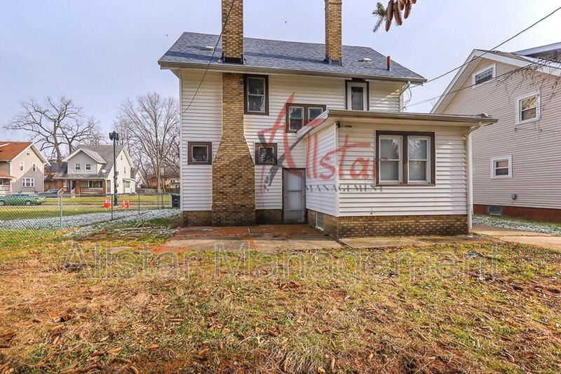 458 Hillwood Dr - Photo 4 of 33