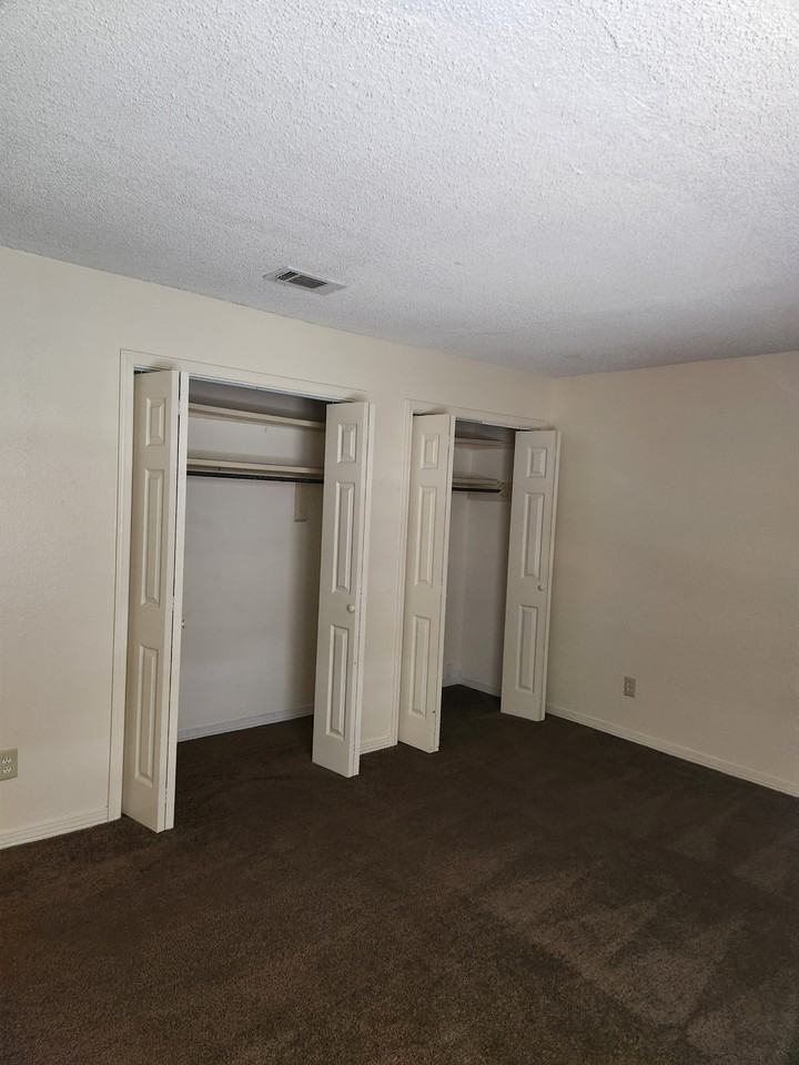 696 S 72nd Ave #D - Photo 3 of 5