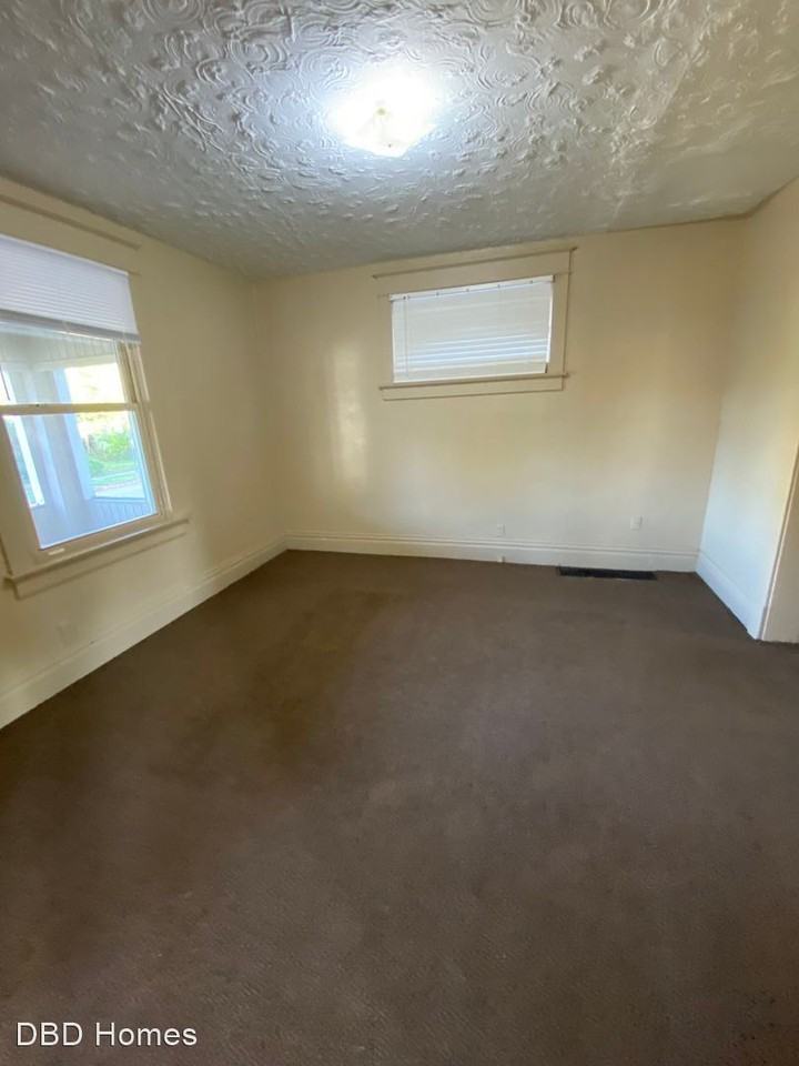 2831 S Harrison St - Photo 3 of 10