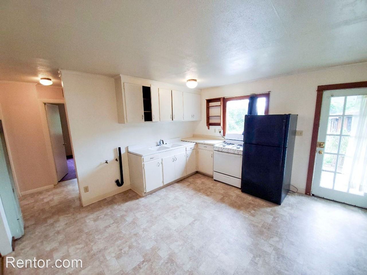 PET-FRIENDL Sunny Brae home on private road - Photo 3 of 8