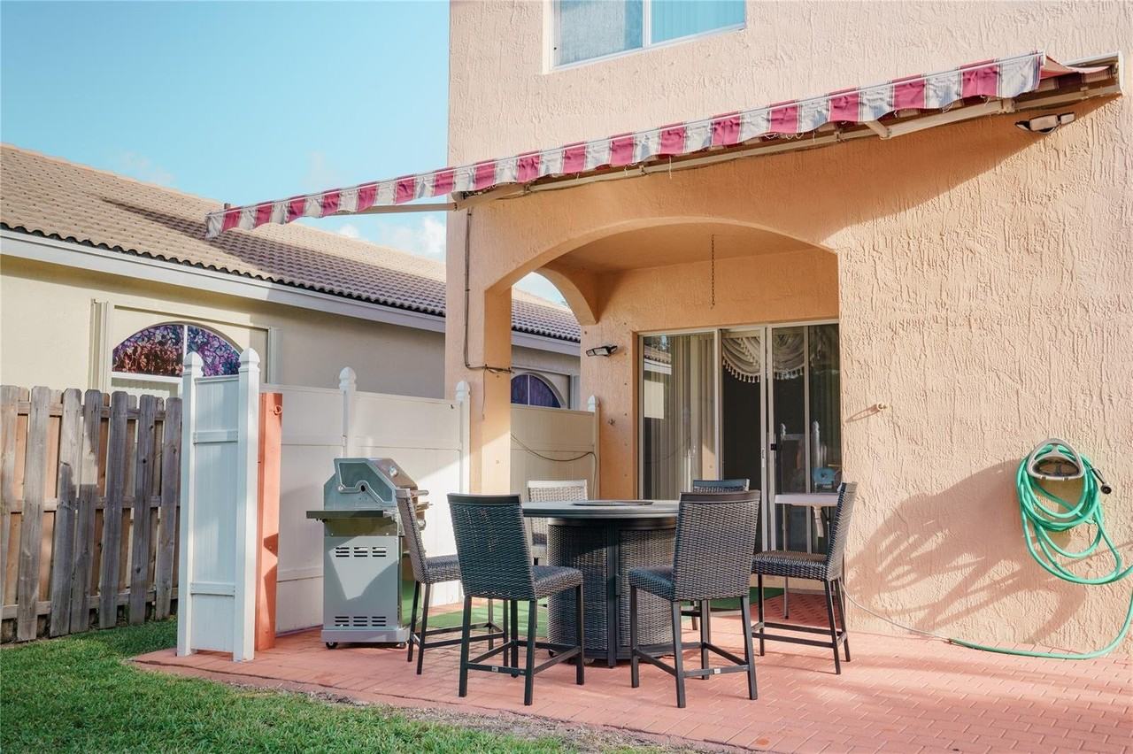 7682 Nw 19th St - Photo 2 of 8