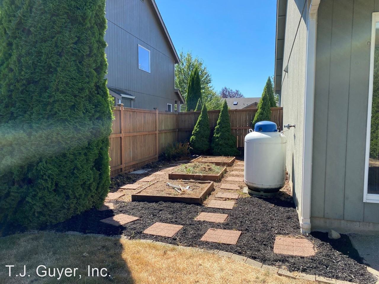 141 Goldmyer Dr - Photo 3 of 24