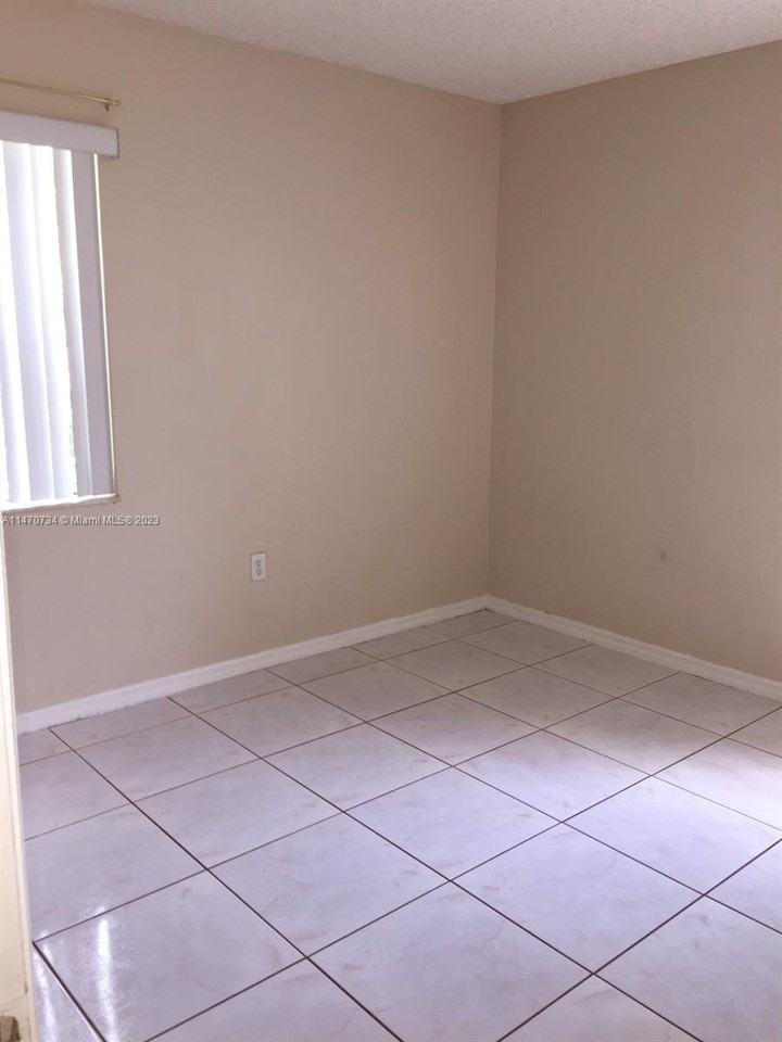 486 Ne 210th Circle Ter - Photo 3 of 7