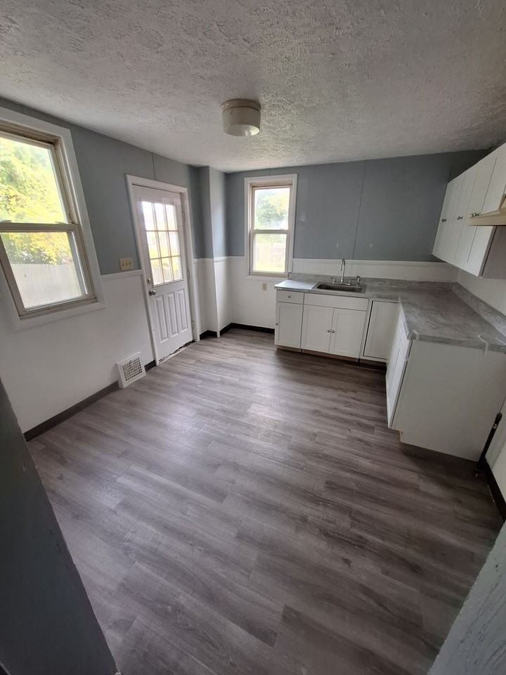 1014 E 5th St Apartments in East Side Bay Lights, Erie, PA 16507 Zumper