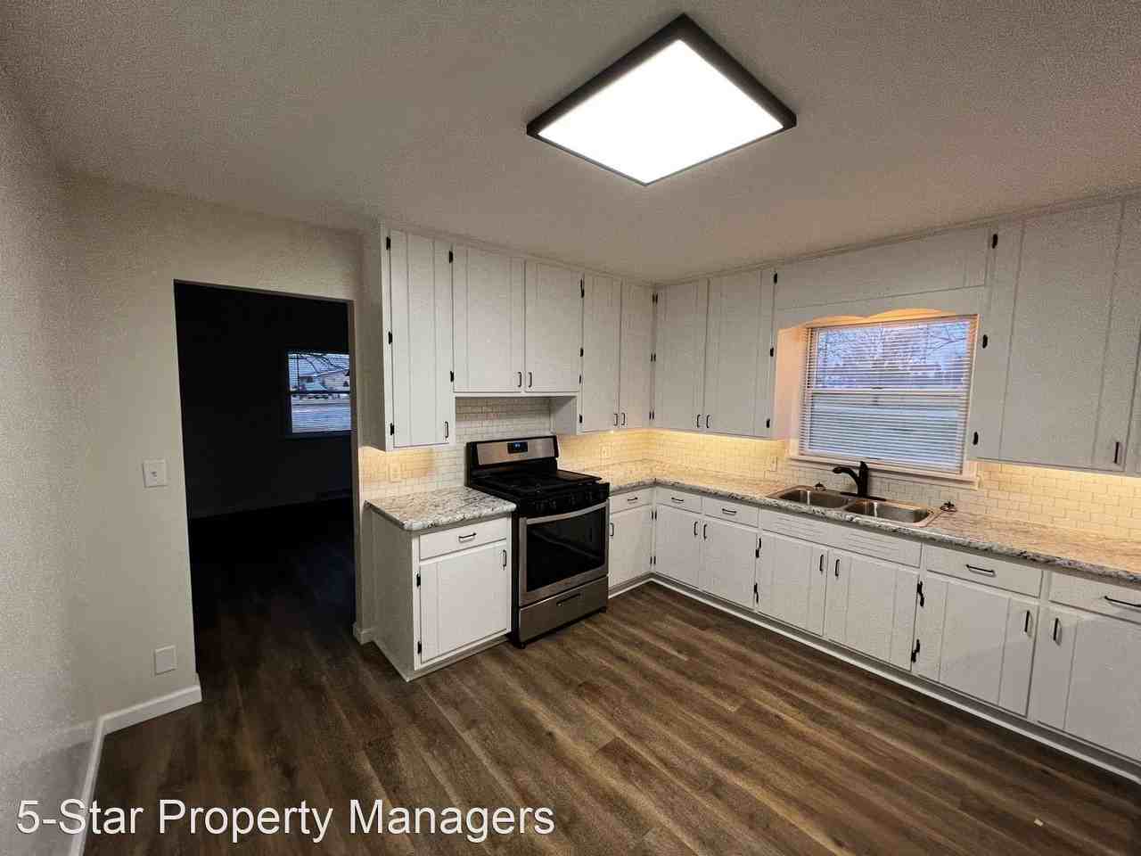 922 S Main St - Photo 3 of 12