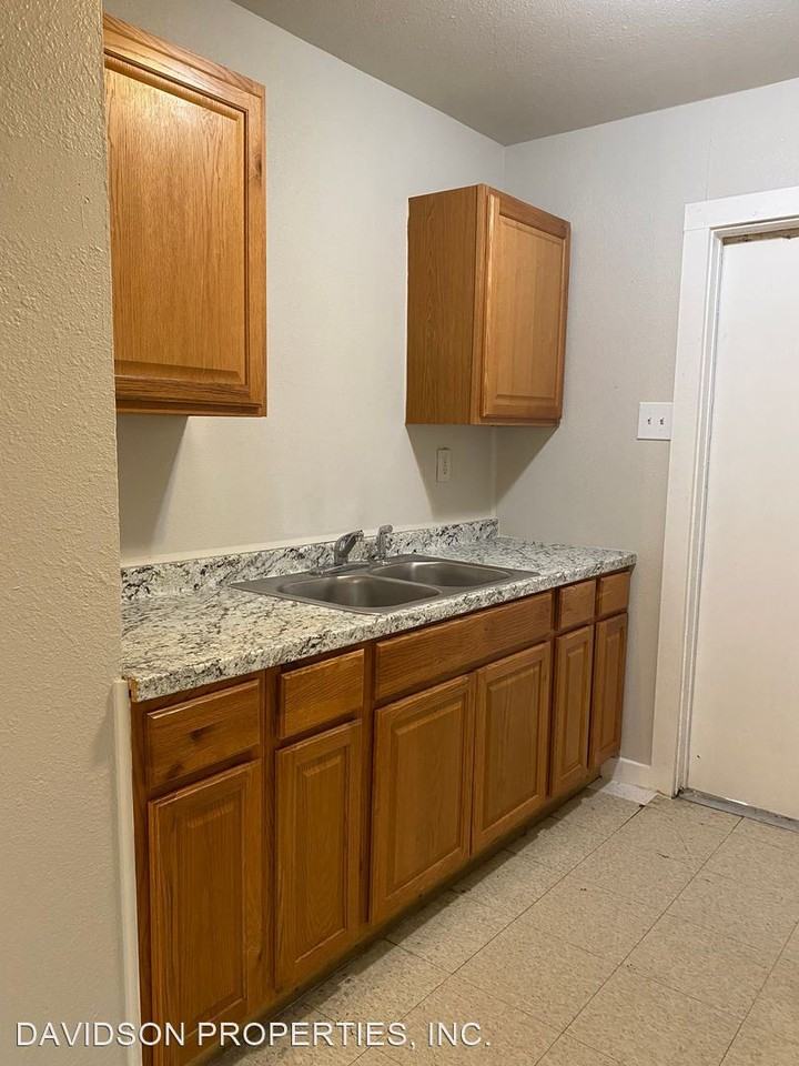 3030 Weir Ave - Photo 3 of 9