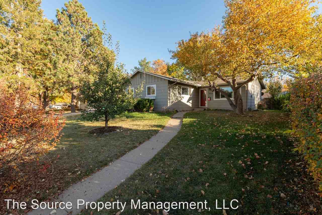 1921 Oakwood Dr - Photo 3 of 29