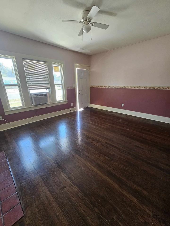 607 N Riverside Dr - Photo 2 of 12