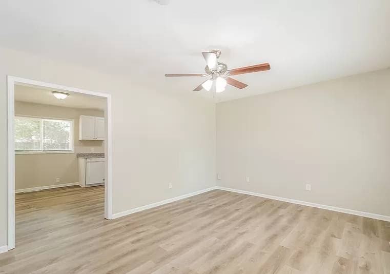 10712 Bennington Avenue - Photo 2 of 8