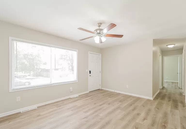 10712 Bennington Avenue - Photo 3 of 8