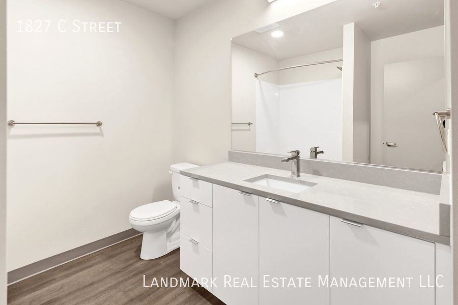 1827 C St - Photo 3 of 47