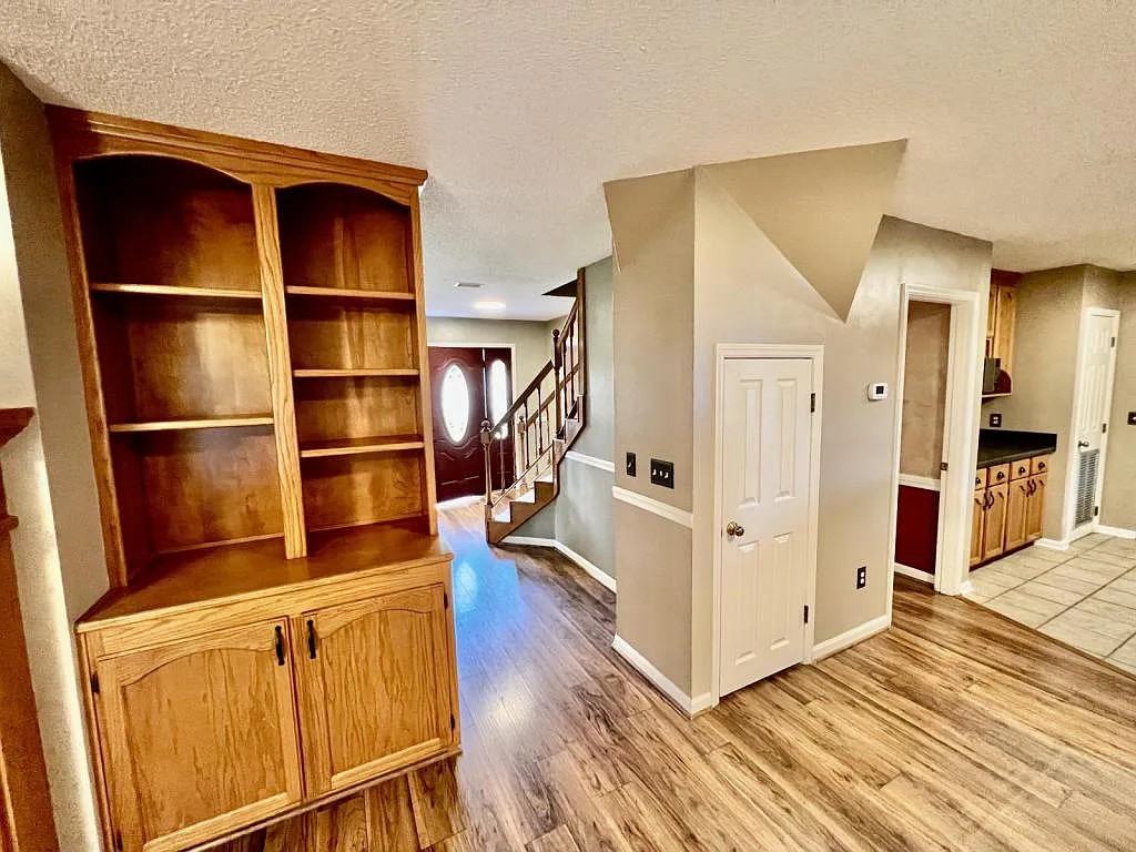 300 South Oak Ridge Drive - Photo 3 of 9