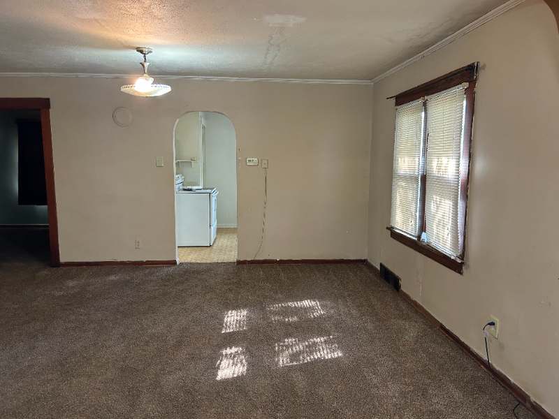 1204 Nw Harrison St - Photo 3 of 12