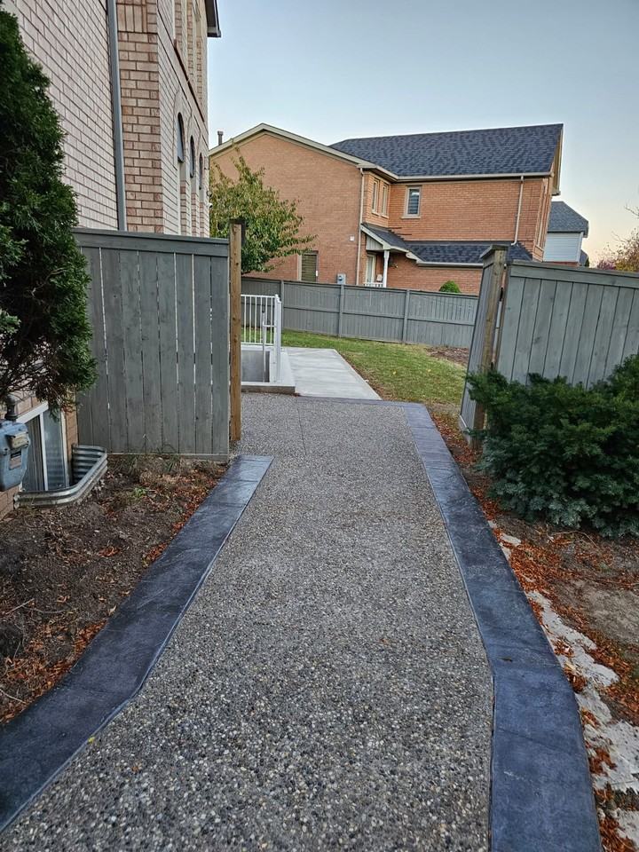 5850 Tayside Crescent - Photo 2 of 8