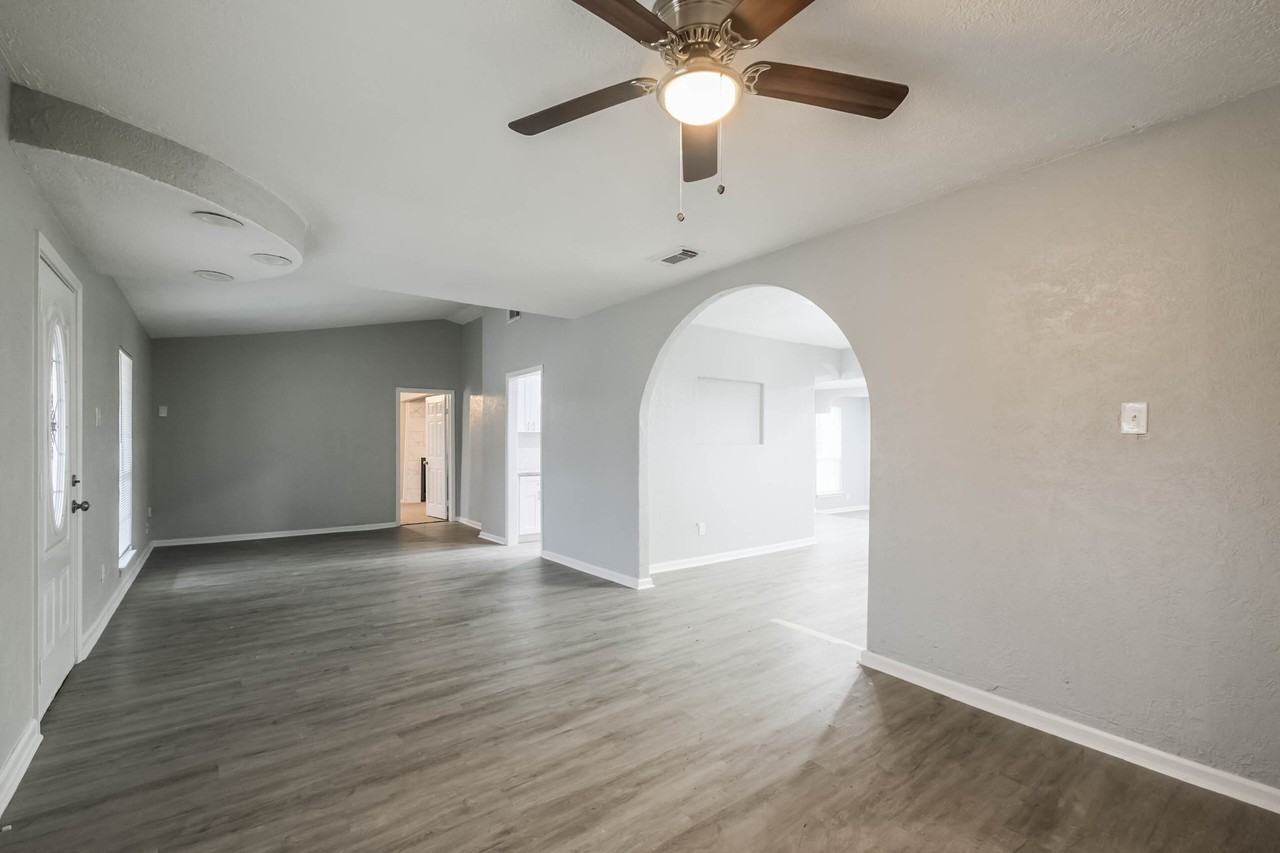 1303 W 9th St - Photo 2 of 18