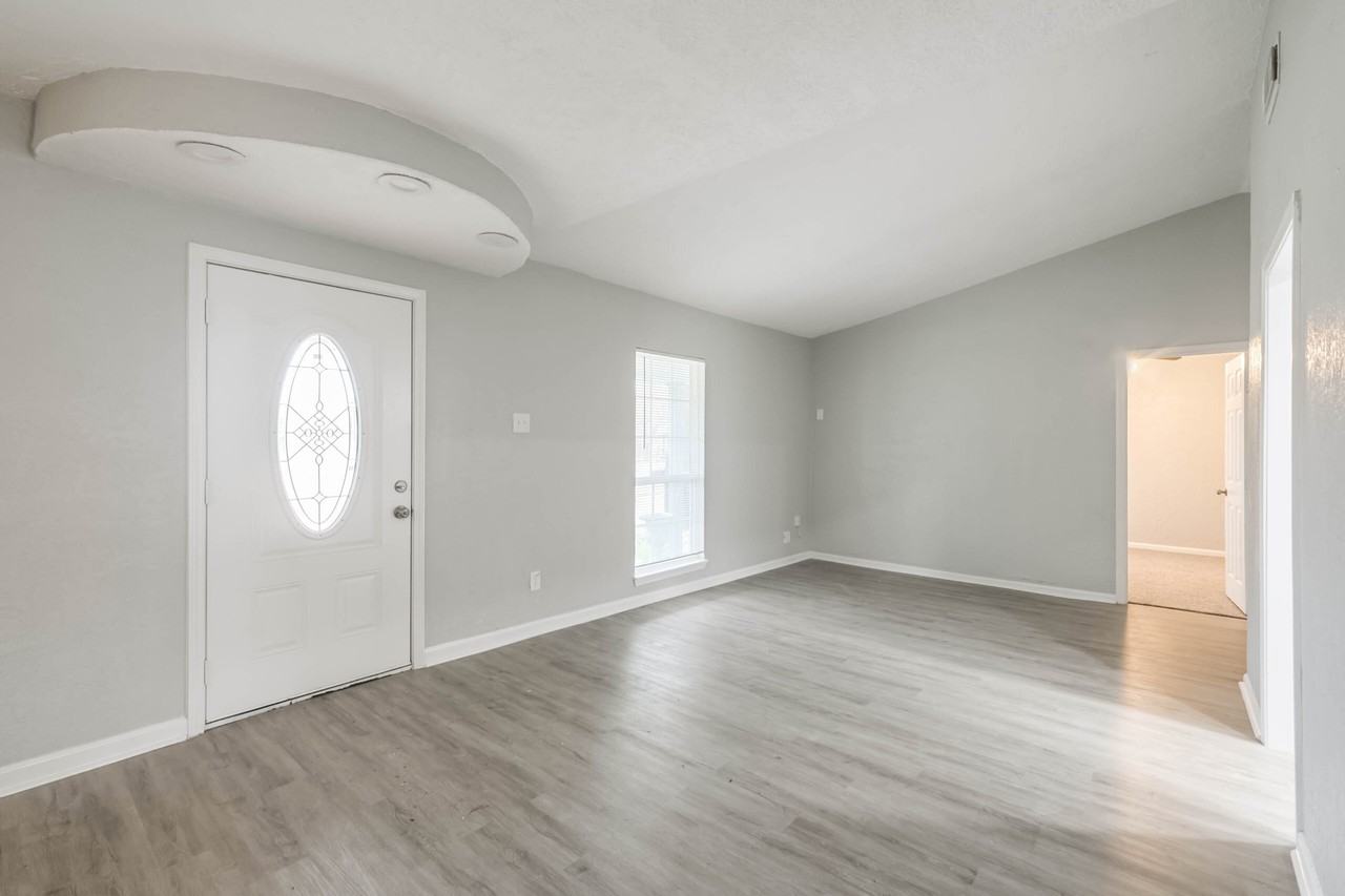 1303 W 9th St - Photo 3 of 18