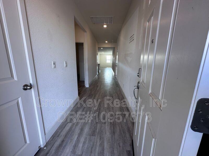 864 Loon St - Photo 3 of 21