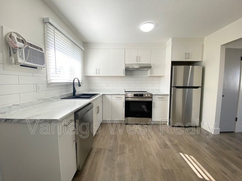 1091 Leathead Rd - Photo 3 of 28