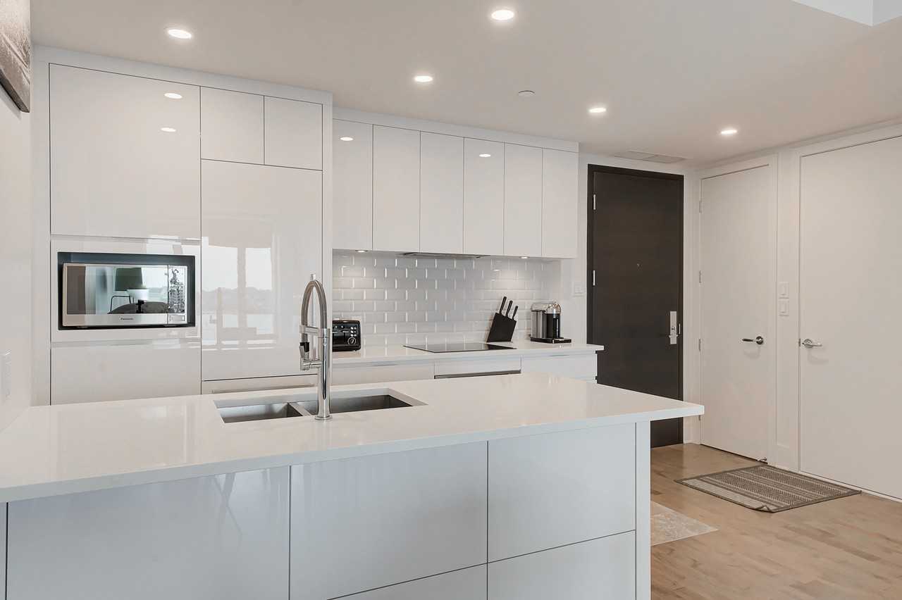 1025 Rue de la Commune Est #201 - Photo 2 of 20