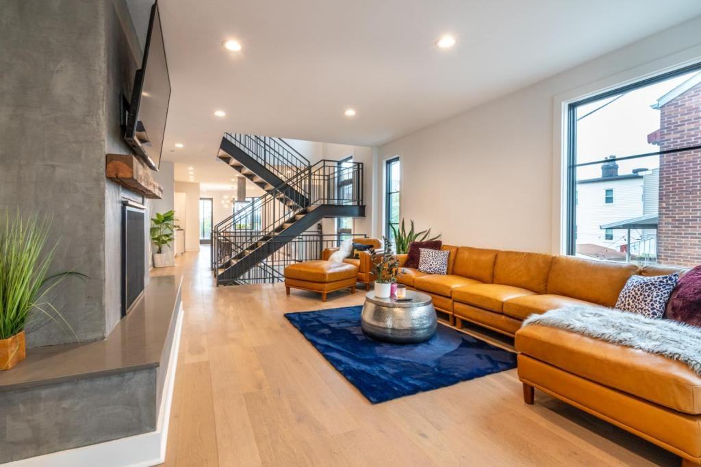 324 38th St - Photo 3 of 50