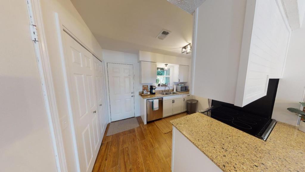 318 E 1st Ct - Photo 4 of 12