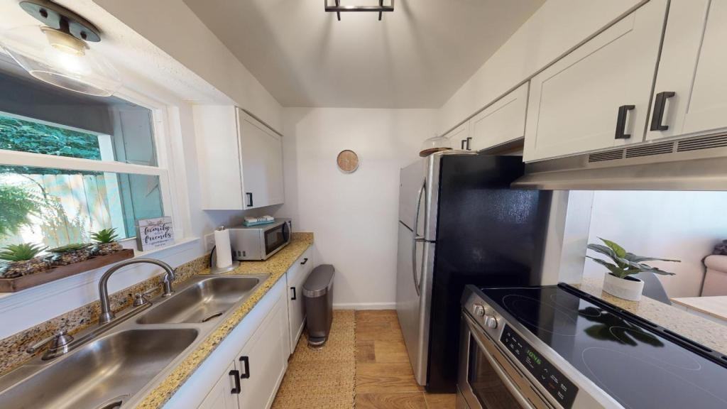 318 E 1st Ct - Photo 5 of 12
