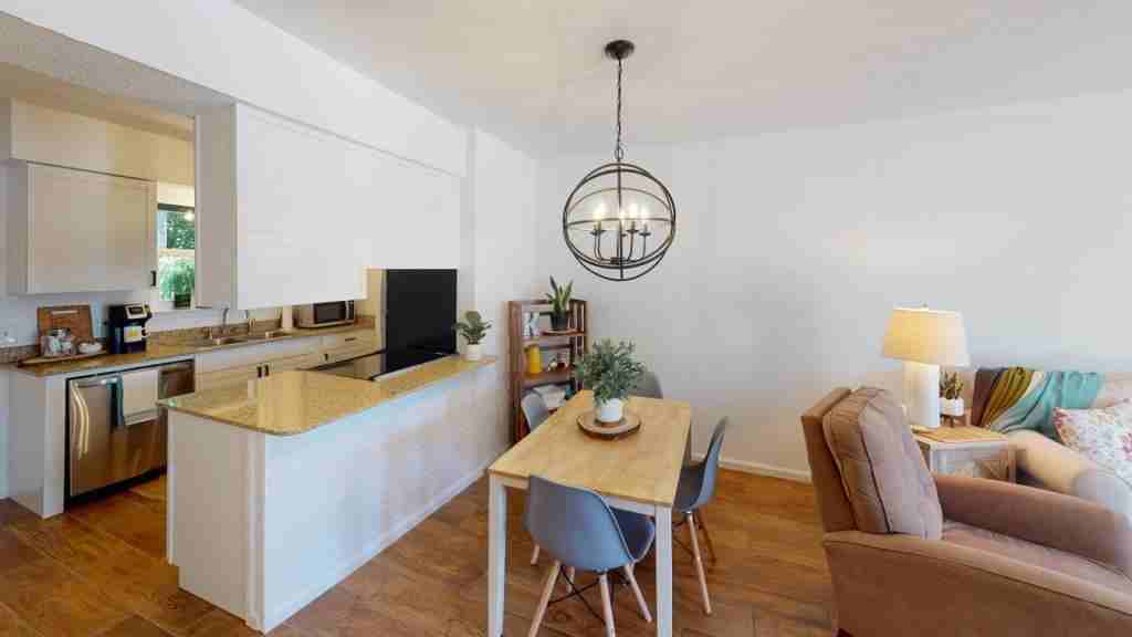 318 E 1st Ct - Photo 7 of 12