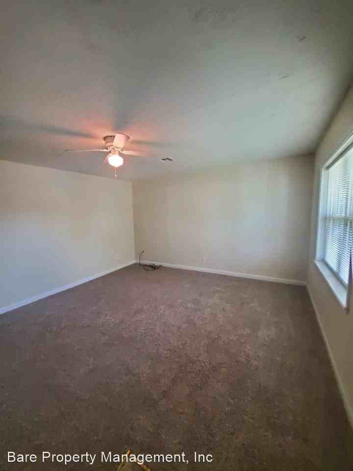 905 E Eufaula St - Photo 2 of 10