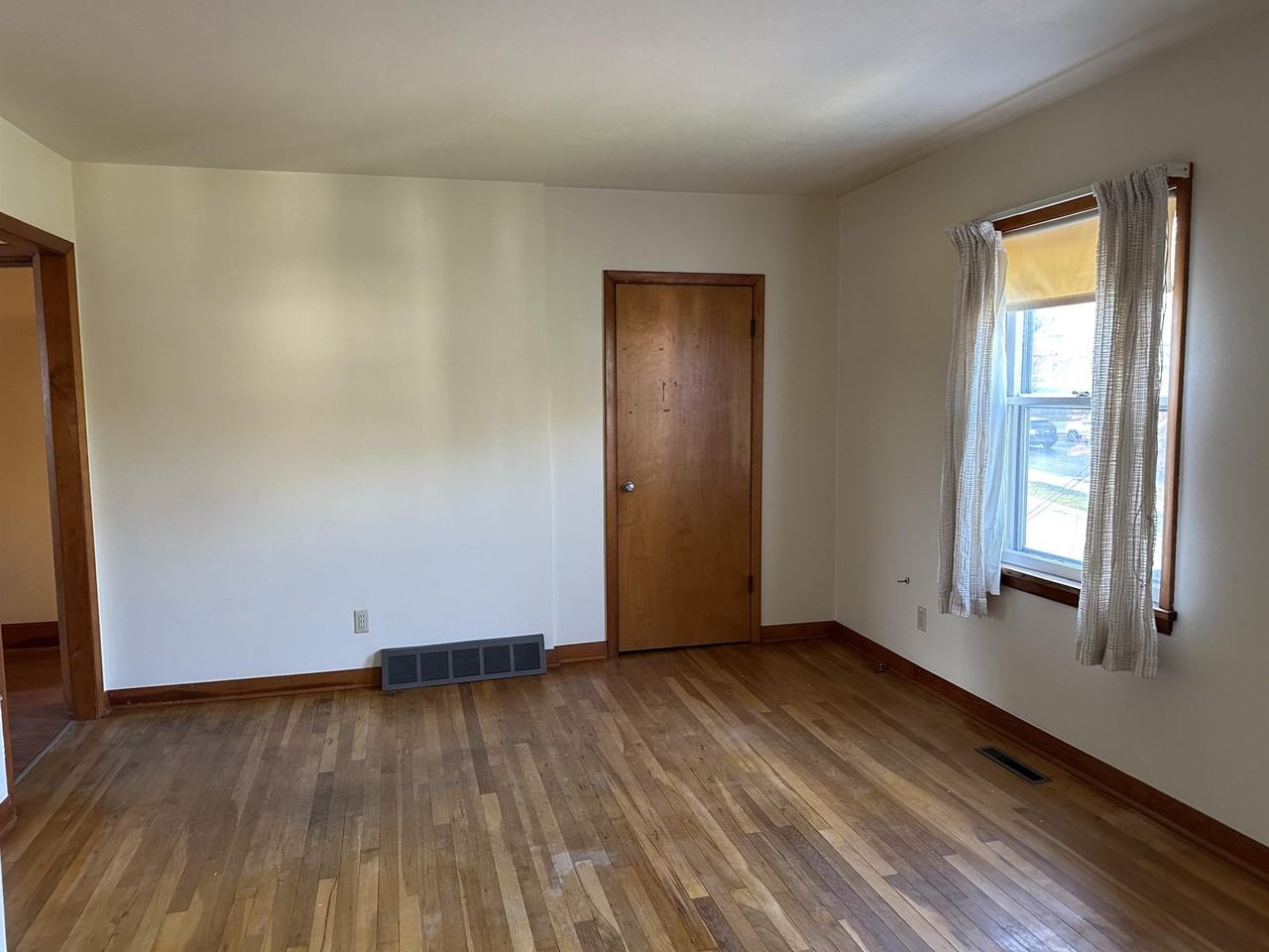 19 1/2 W Linden St #1 - Photo 4 of 15