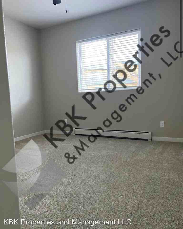 910 Douglas Drive 912 Douglas Drive - Photo 3 of 10