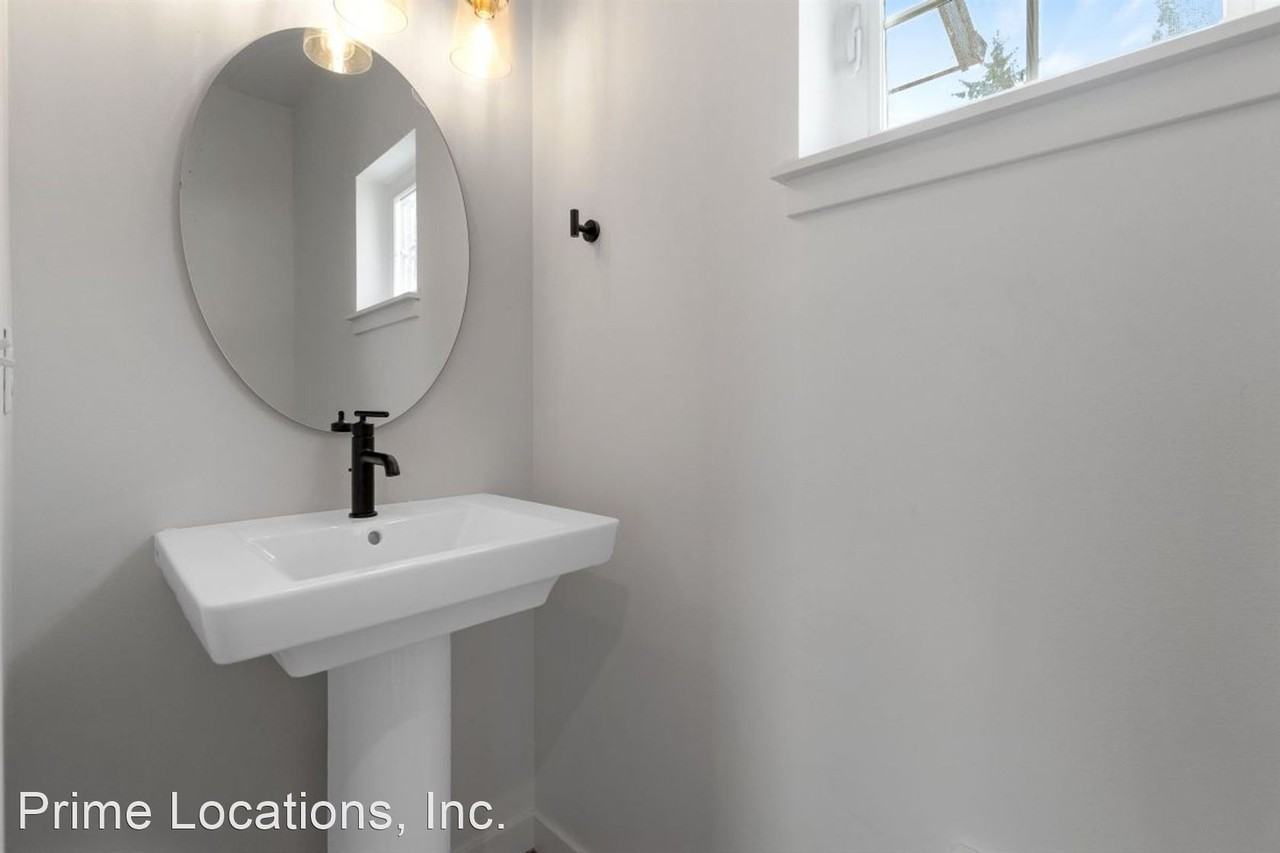 Luxury Townhomes in The Heart of Tumwater - Photo 3 of 33