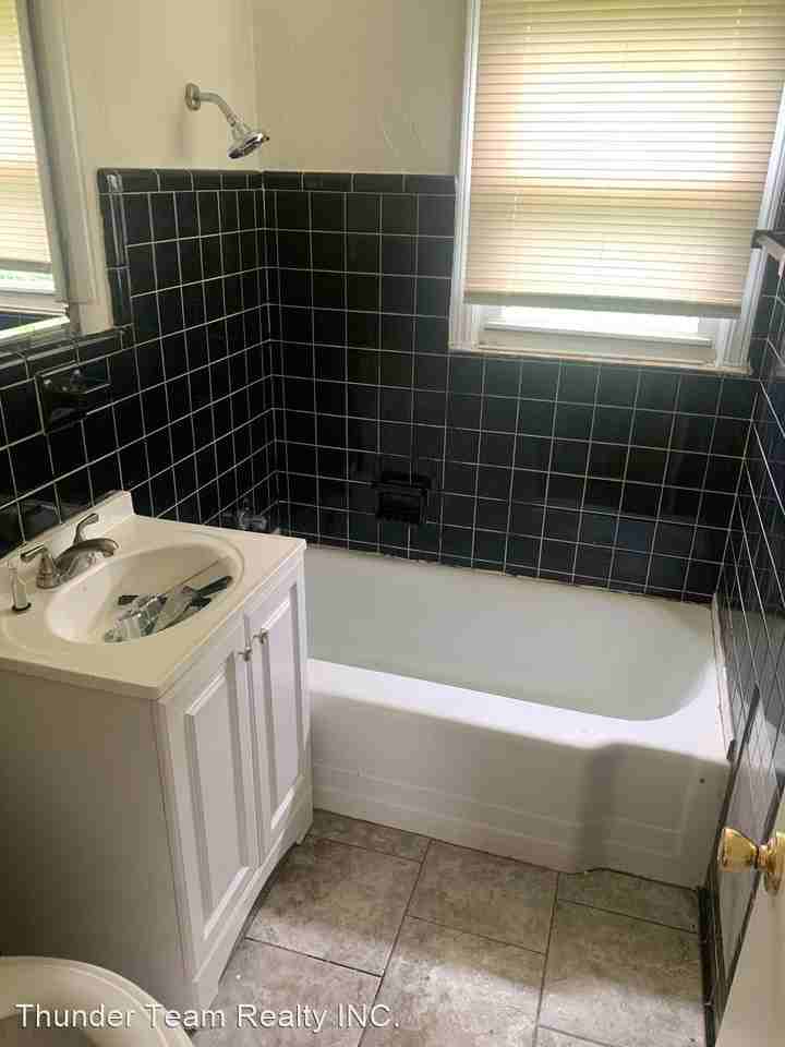 729 Ne 35th St - Photo 3 of 9