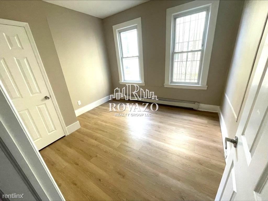 306 S 10th St - Photo 3 of 8