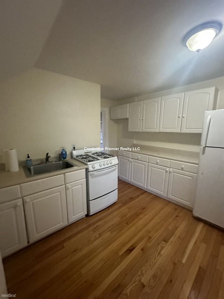 185 Beacon St - Photo 3 of 8