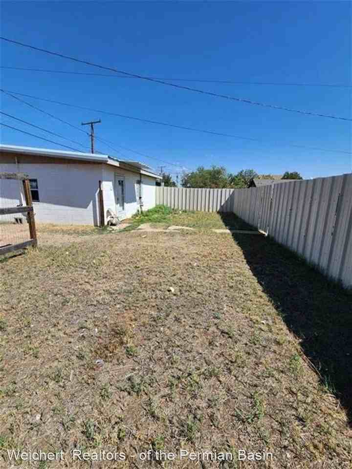 2706 Delano Ave - Photo 2 of 4