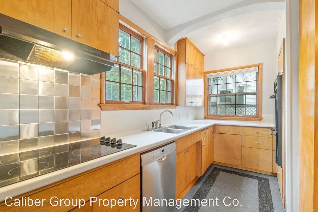 324 W 8th St - Photo 3 of 6