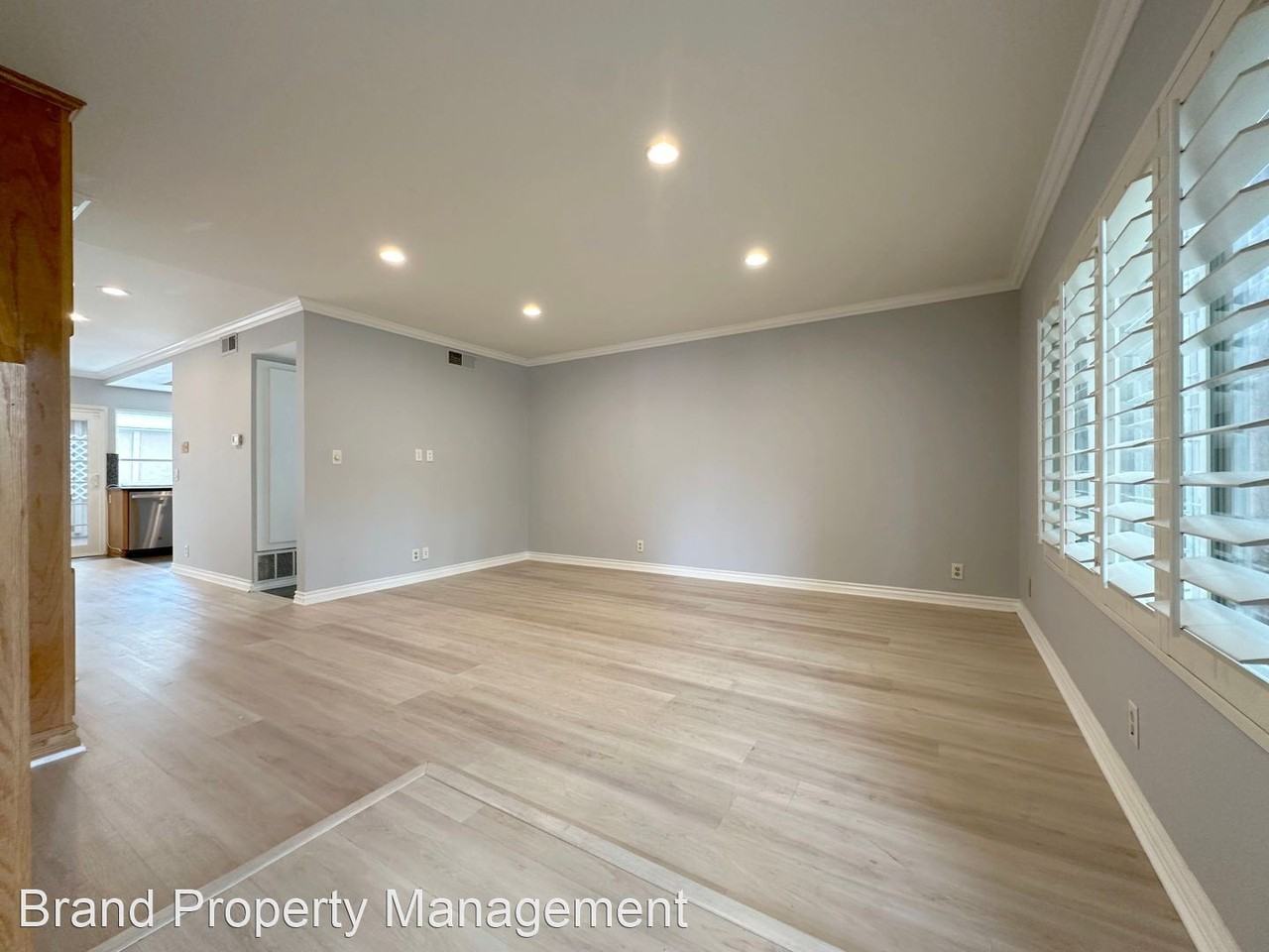 16421 Meadowbrook Ln - Photo 3 of 35