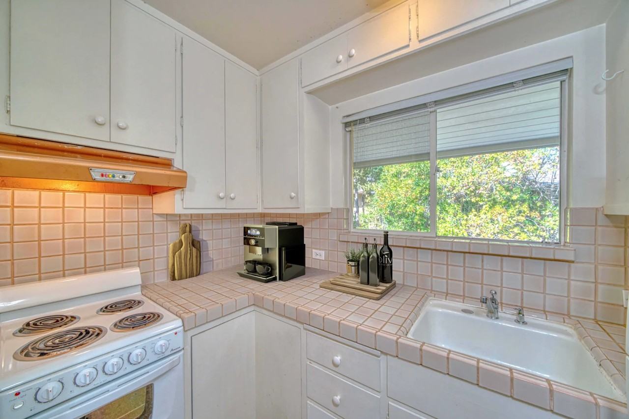 313 Poe St - Photo 2 of 3