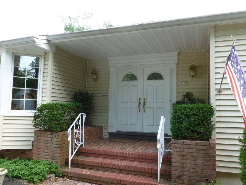 1470 Martine Ave - Photo 2 of 24