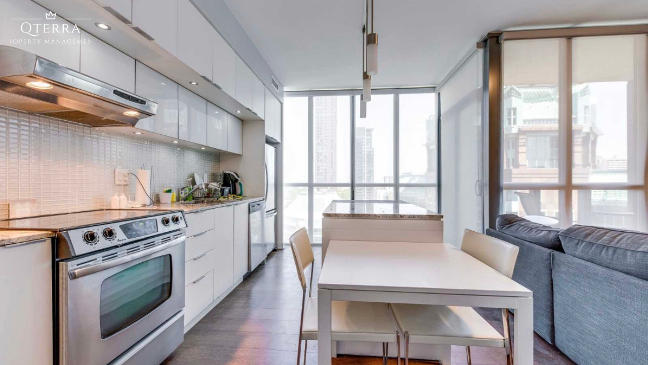 110 Charles St E, Toronto, ON M4Y 1T5 - Photo 2 of 9